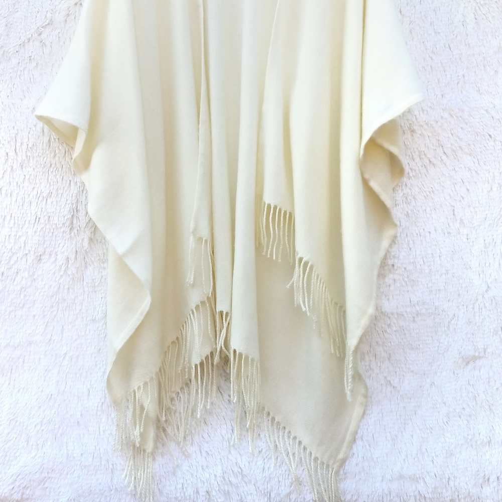 Women’s Poncho One Size Fits All - Picture 4 of 14